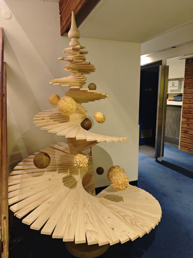 Kleinere Ausführung des Design-Weihnachtsbaums aus Massivholz mit Fächer-Ebenen