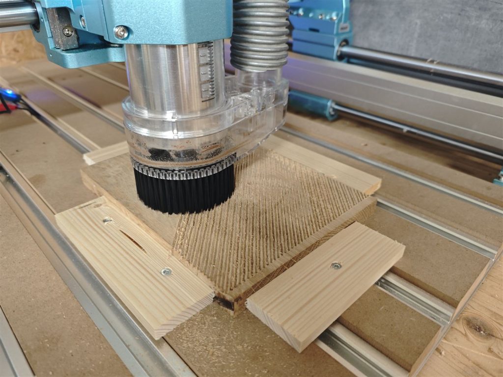 Linie für Linie gefräst – Die CNC-Fräse arbeitet das Portrait Linie für Linie aus der Platte heraus.