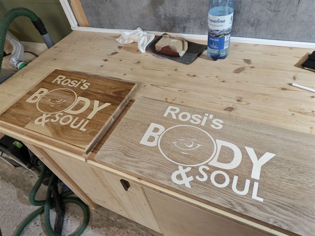 Rosi’s Body & Soul – Zwei Varianten eines Studioschildes – Schriftzug mit hell gefüllter Gravur auf Eiche.
